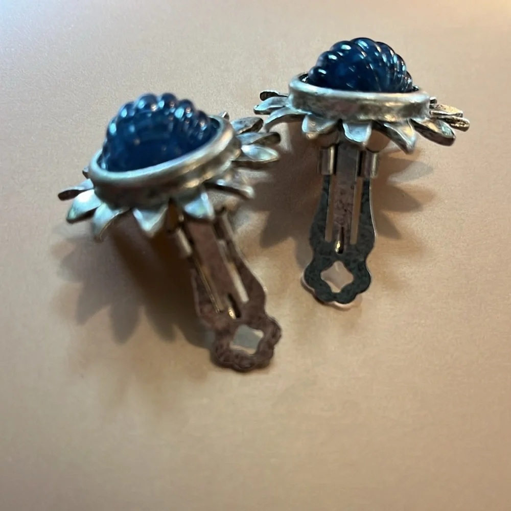 VINTAGE FLORAL CLIP ON EARRINGS BLUE SILVER TONE